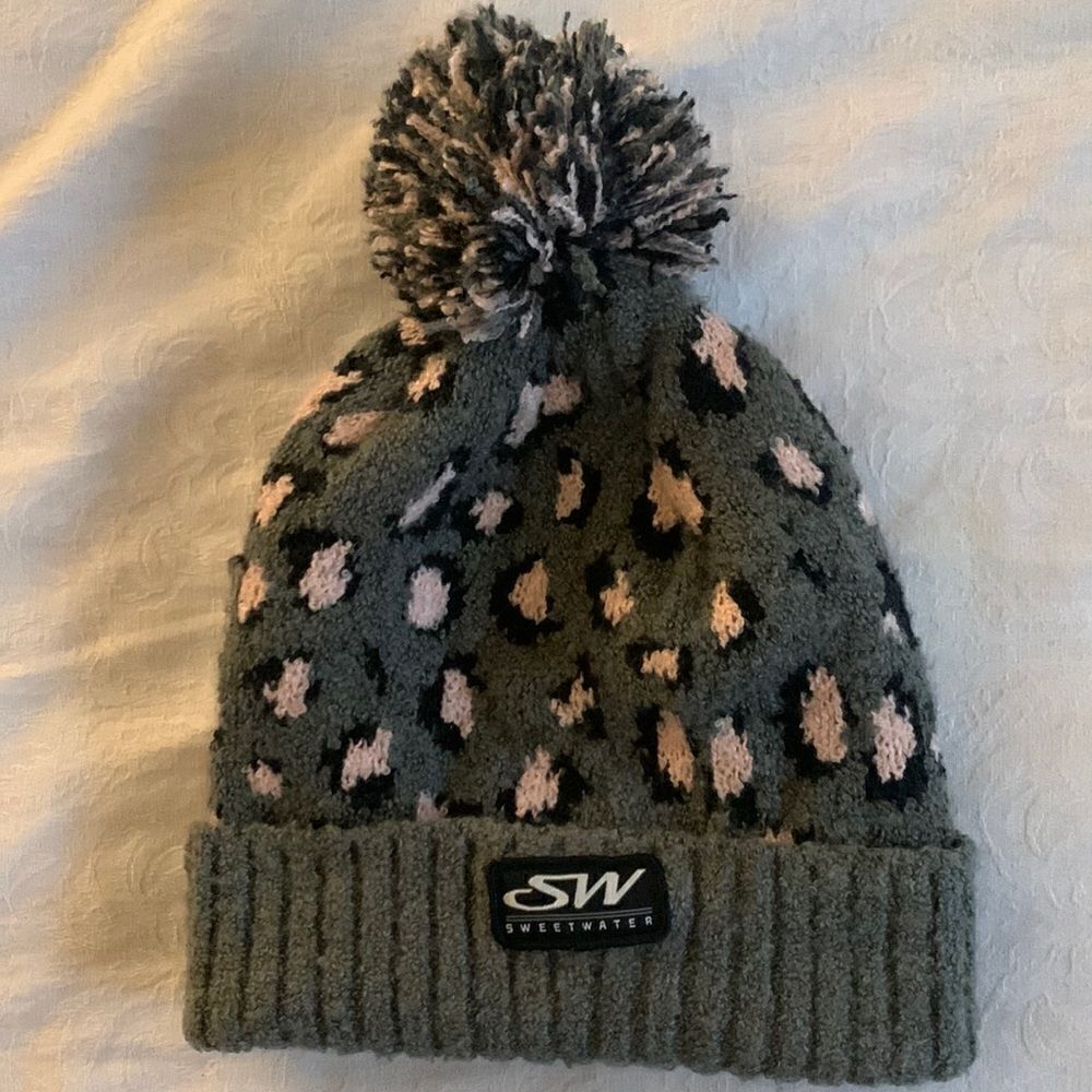 Beanie Cheetah Print Pom Pom Gray Pink